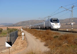 Imagen de archivo de un tren por la zona de La Encina.