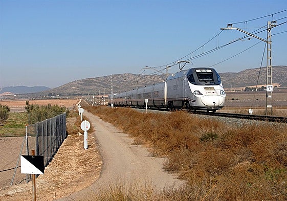 Imagen de archivo de un tren por la zona de La Encina.
