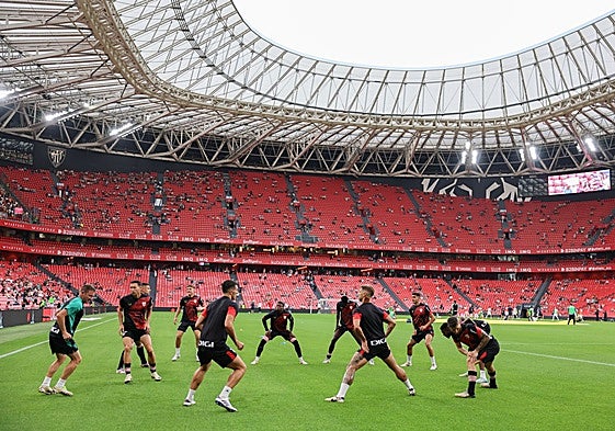 El Athletic, durante el calentamiento previo al partido contra el Valencia.