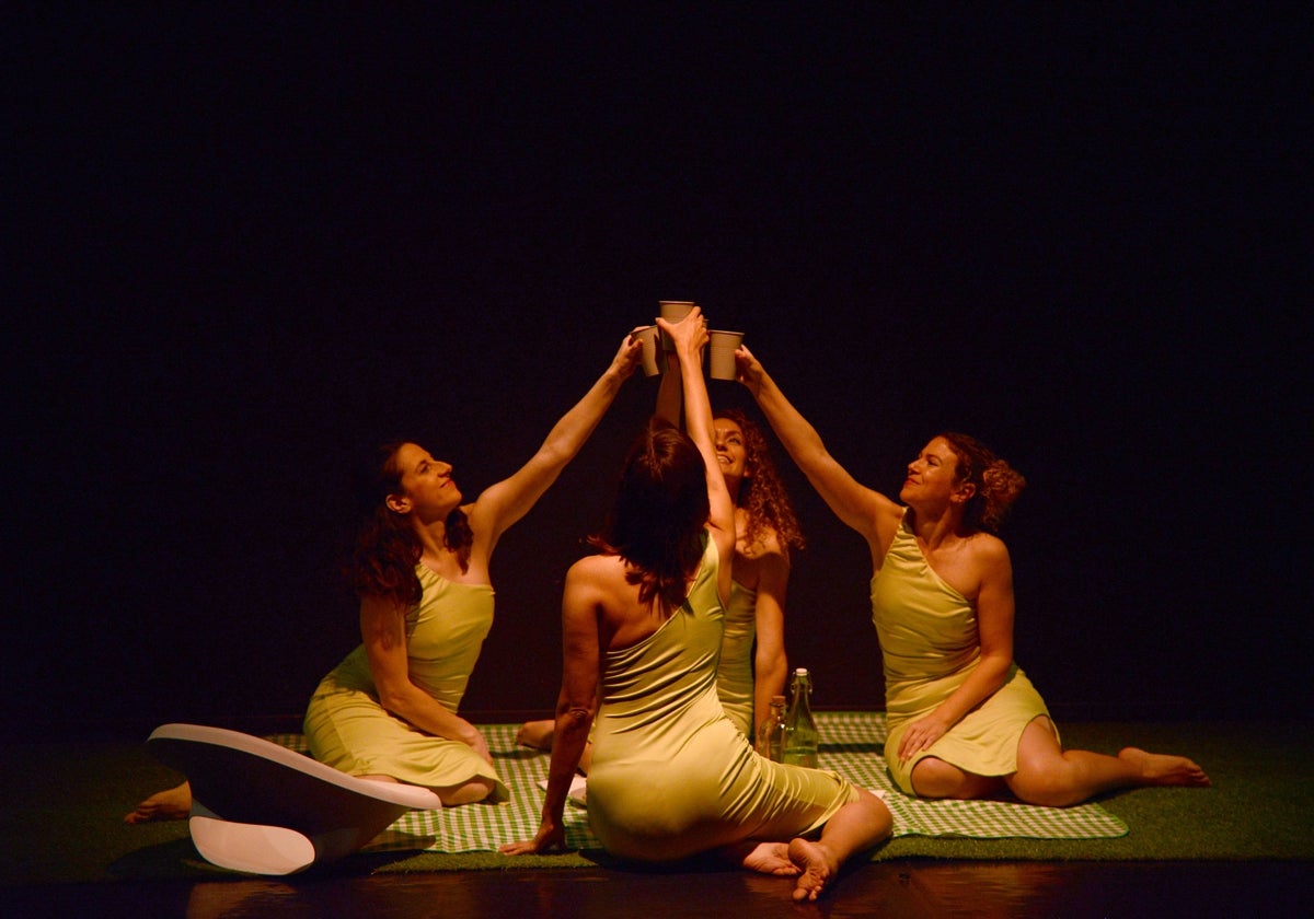 Las actrices interpretando la obra sobre el escenario.