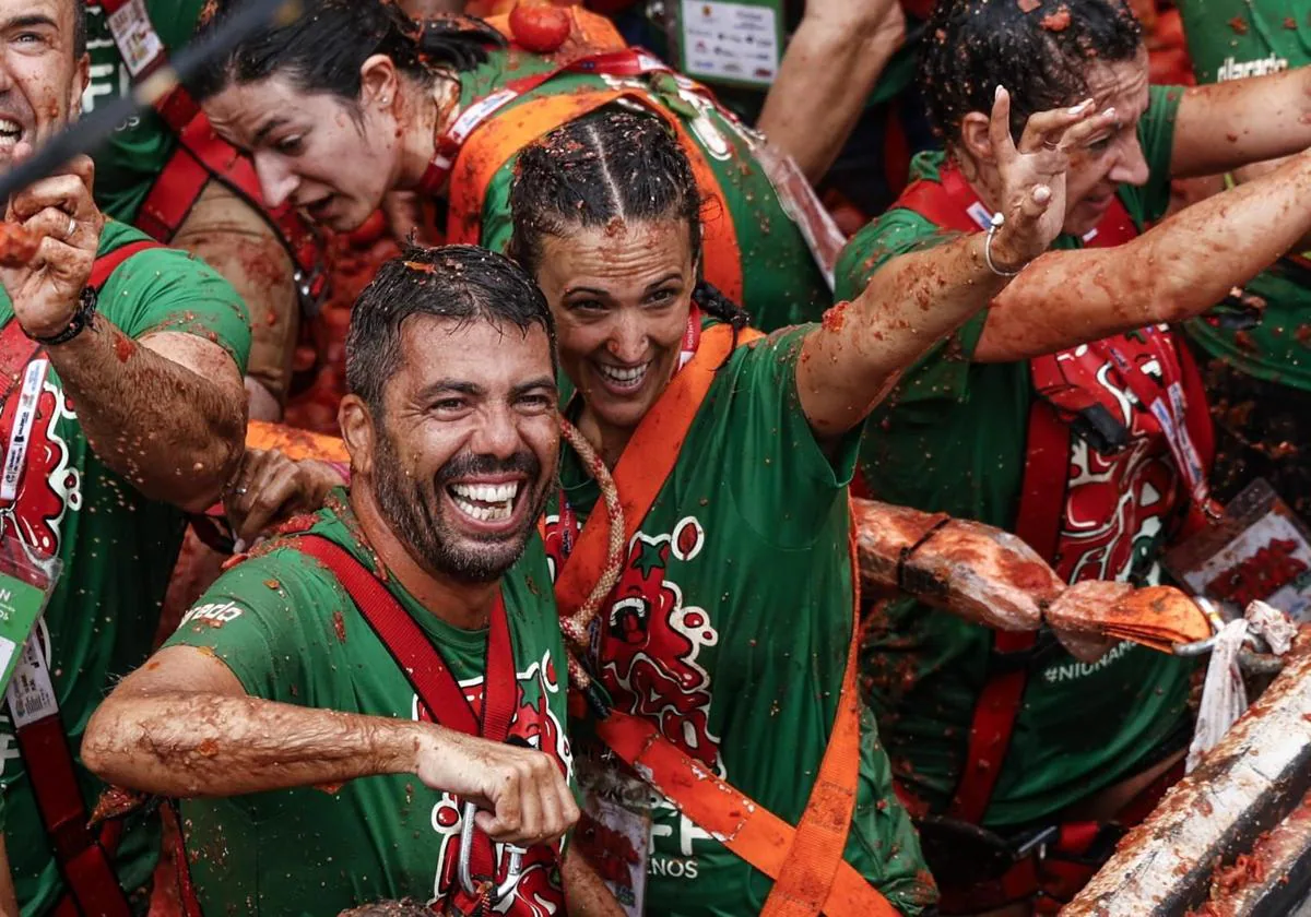 Carlos Mazón, uno más en la Tomatina de Buñol 