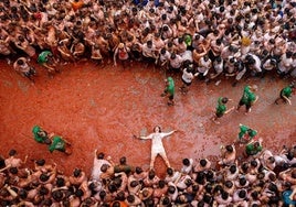 La Tomatina 2024 tiñe de rojo a 22.000 personas