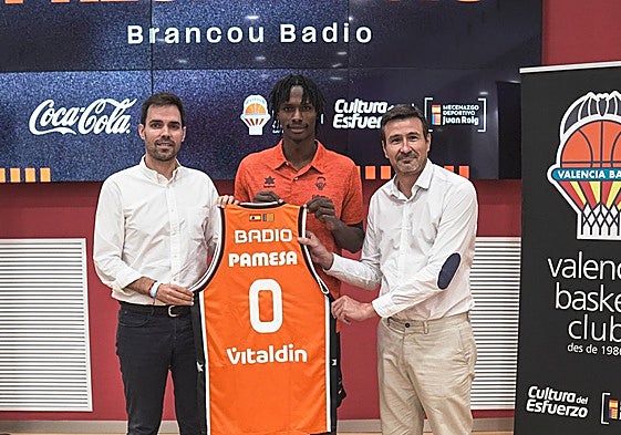 Badio, con la nueva camiseta del Valencia Basket.