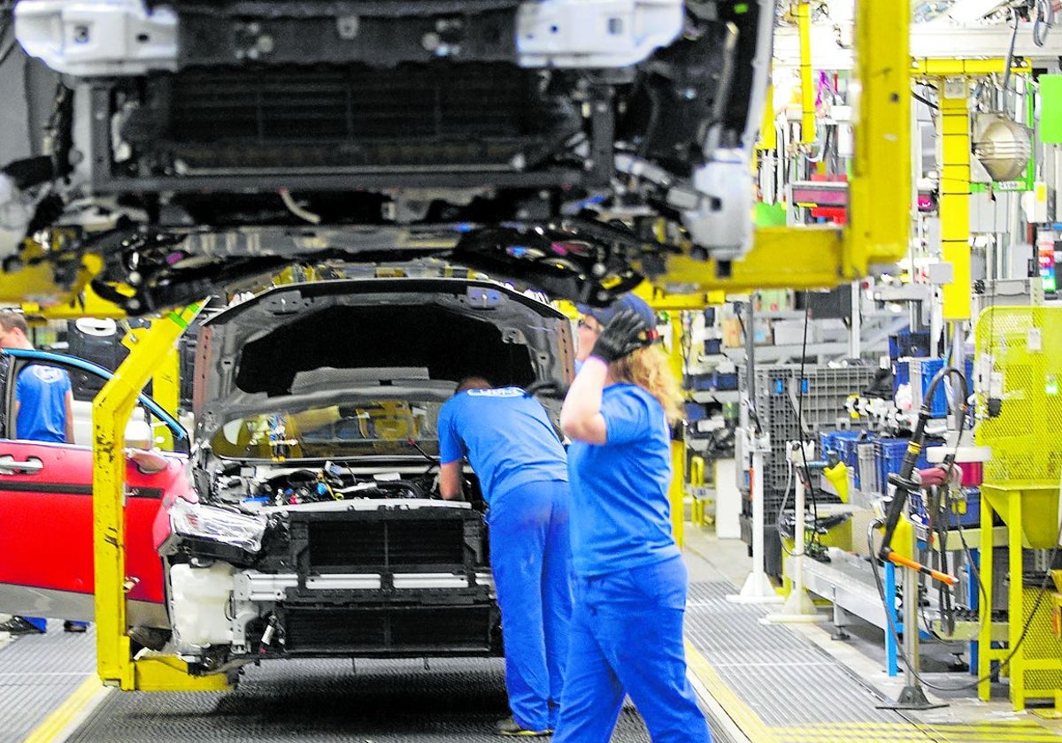 Trabajadores en la línea de producción de Ford Almussafes.