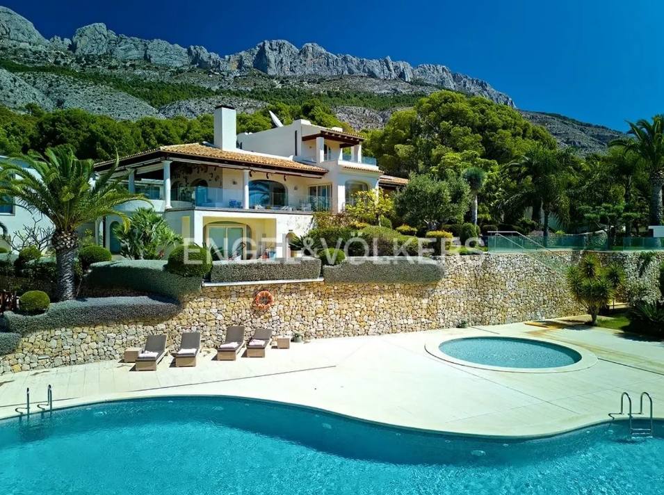 Imagen secundaria 1 - Así es la vivienda de lujo más cara de la Comunitat: 1802 metros cuadrados con piscina, cine y tenis