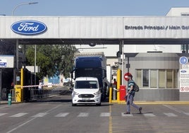 Un trabajador cruza por delante de la factoría de Almussafes.