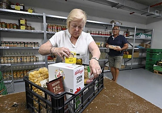 Voluntarios preparan un lote en el Banco de Alimentos.