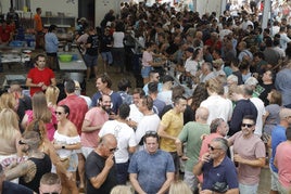 El baret dels bous se convierte en punto de encuentro de multitud de personas.