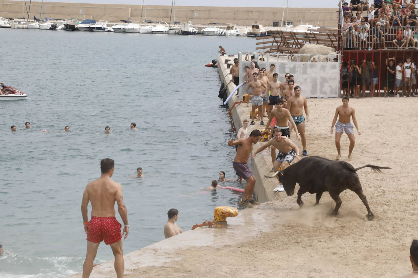 Imagen secundaria 2 - Éxito del baret y de los bous a la mar de Xàbia en la sesión inaugural