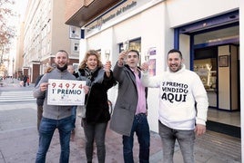 Varios ganadores de un premio de lotería, en una imagen de archivo.