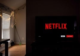 Un televisor con Netflix en una vivienda.