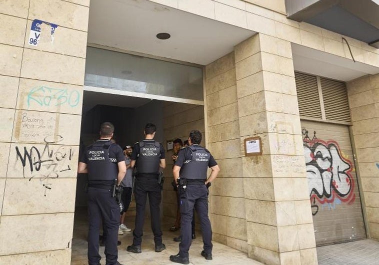 La Policía interviene en un edificio de Valencia con okupas, en una imagen de archivo.