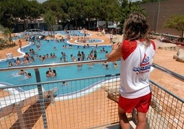 Imagen de archivo de una socorrista vigilando en una piscina.