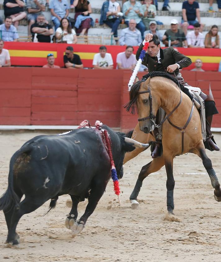 Imagen secundaria 2 - Torería y espectáculo en una accidentada corrida en Requena