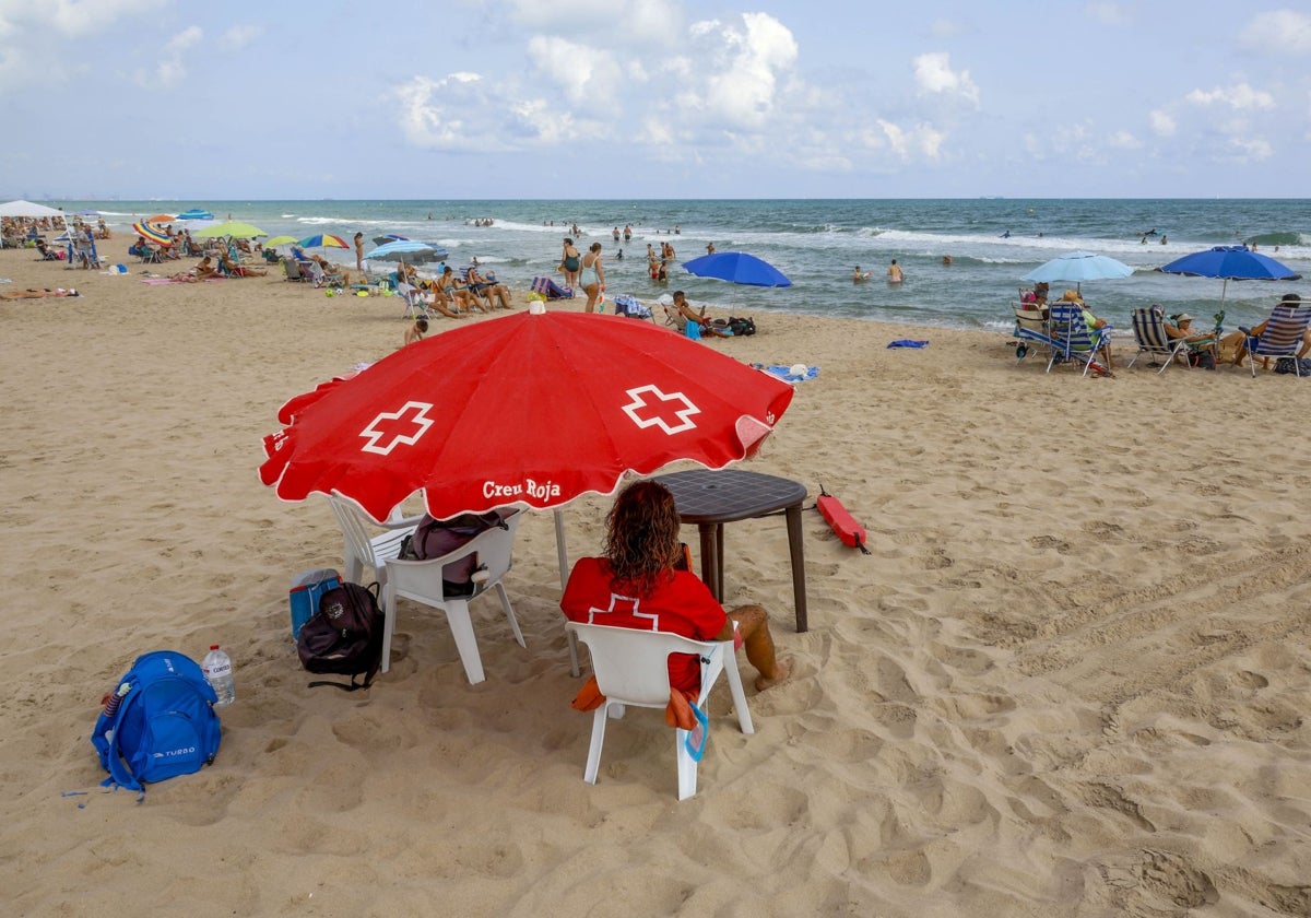 Bañistas en la playa de El Perellonet, este sábado, poco después del hallazgo del cadáver.