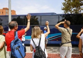 Los pequeños ucranianos, de entre 6 y 17 años y que llevan dos meses en Valencia, han regresado este domingo a sus hogares en Ucrania.