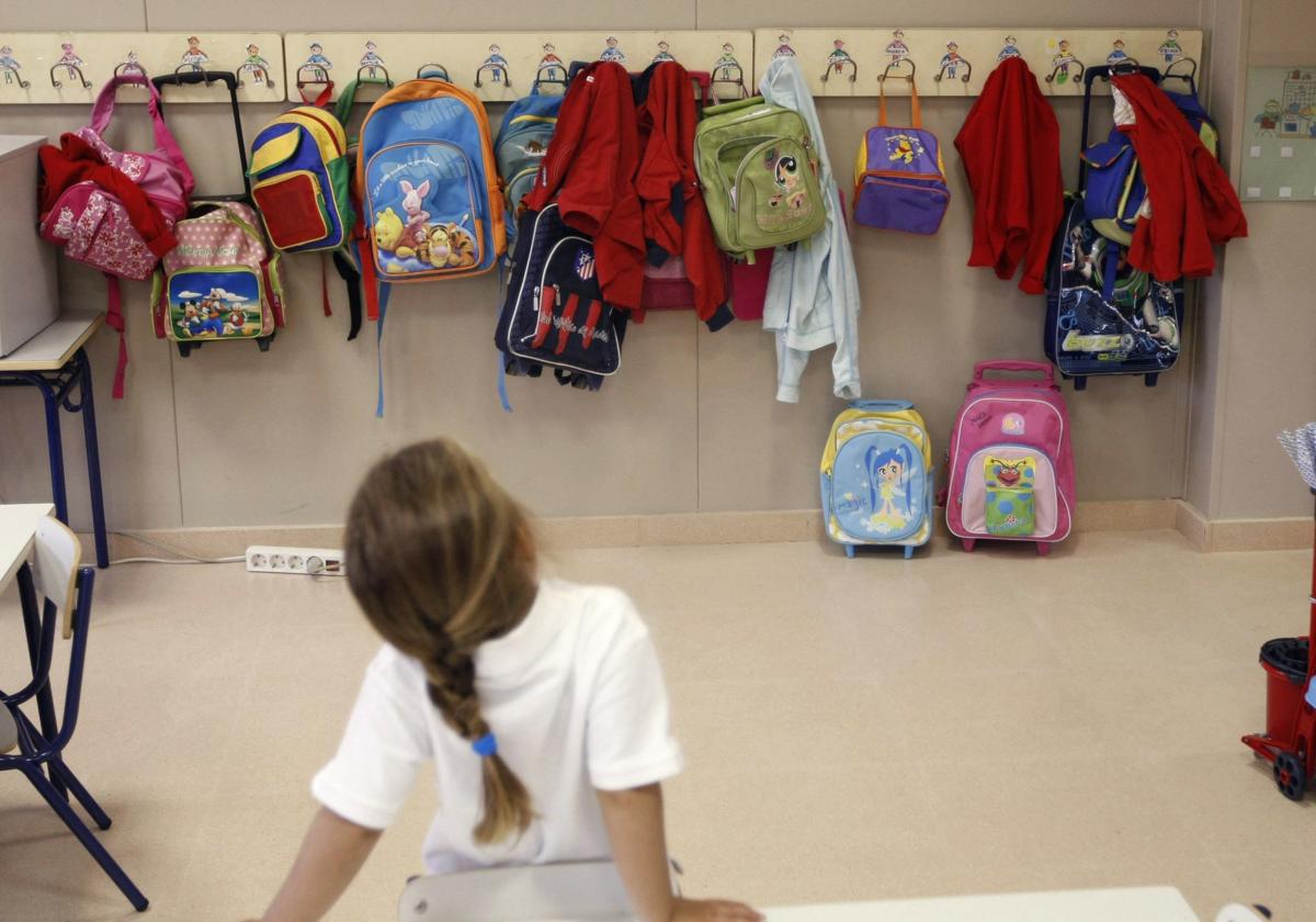 Una niña el primer día de clase, en una imagen de archivo.