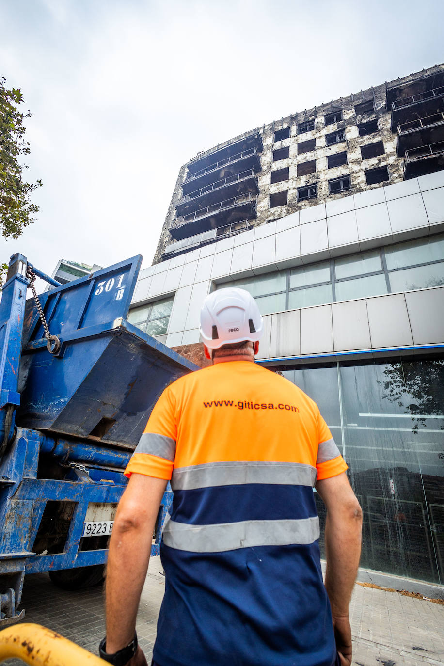 Comienzan los trabajos de desescombro del edificio incendiado de Campanar