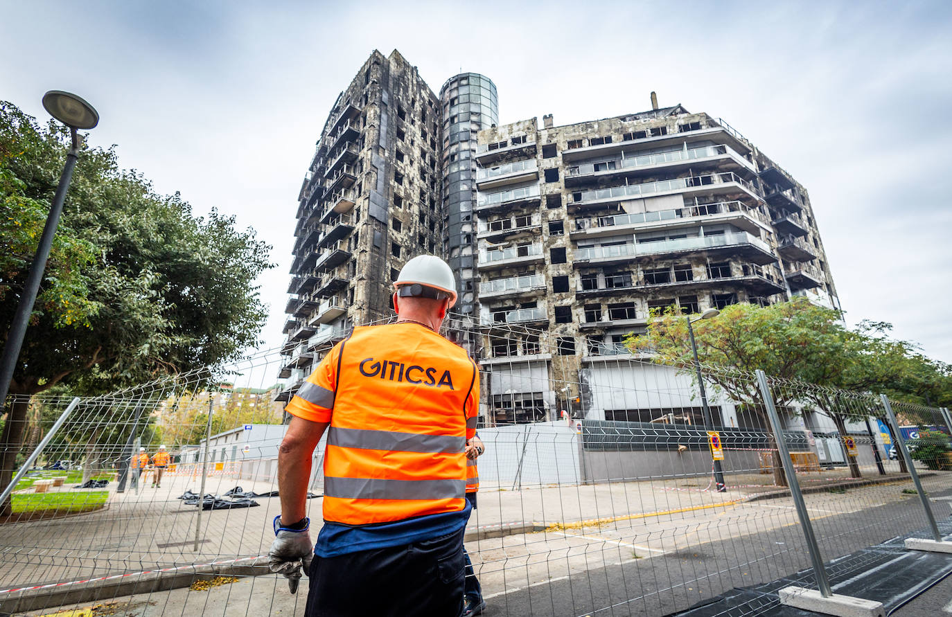 Comienzan los trabajos de desescombro del edificio incendiado de Campanar