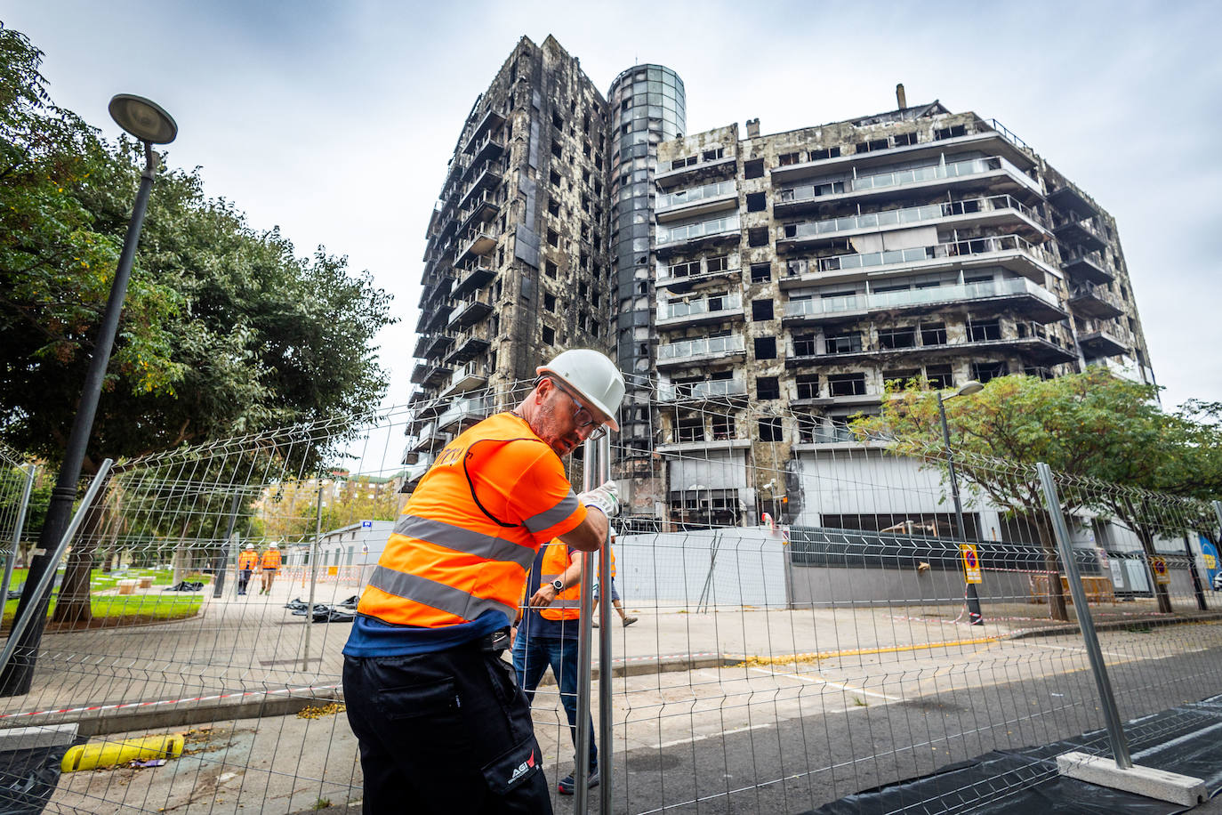 Comienzan los trabajos de desescombro del edificio incendiado de Campanar