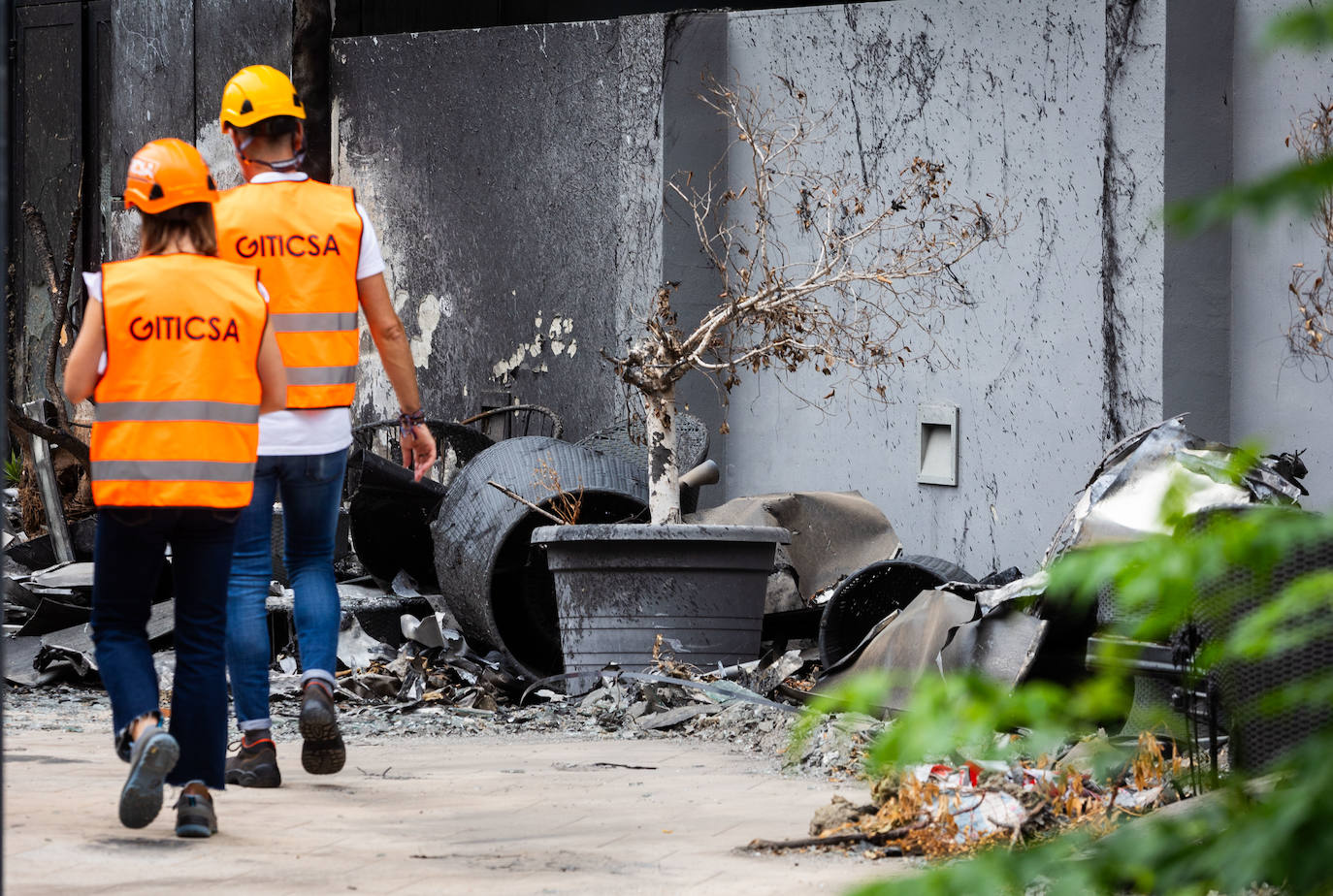 Comienzan los trabajos de desescombro del edificio incendiado de Campanar