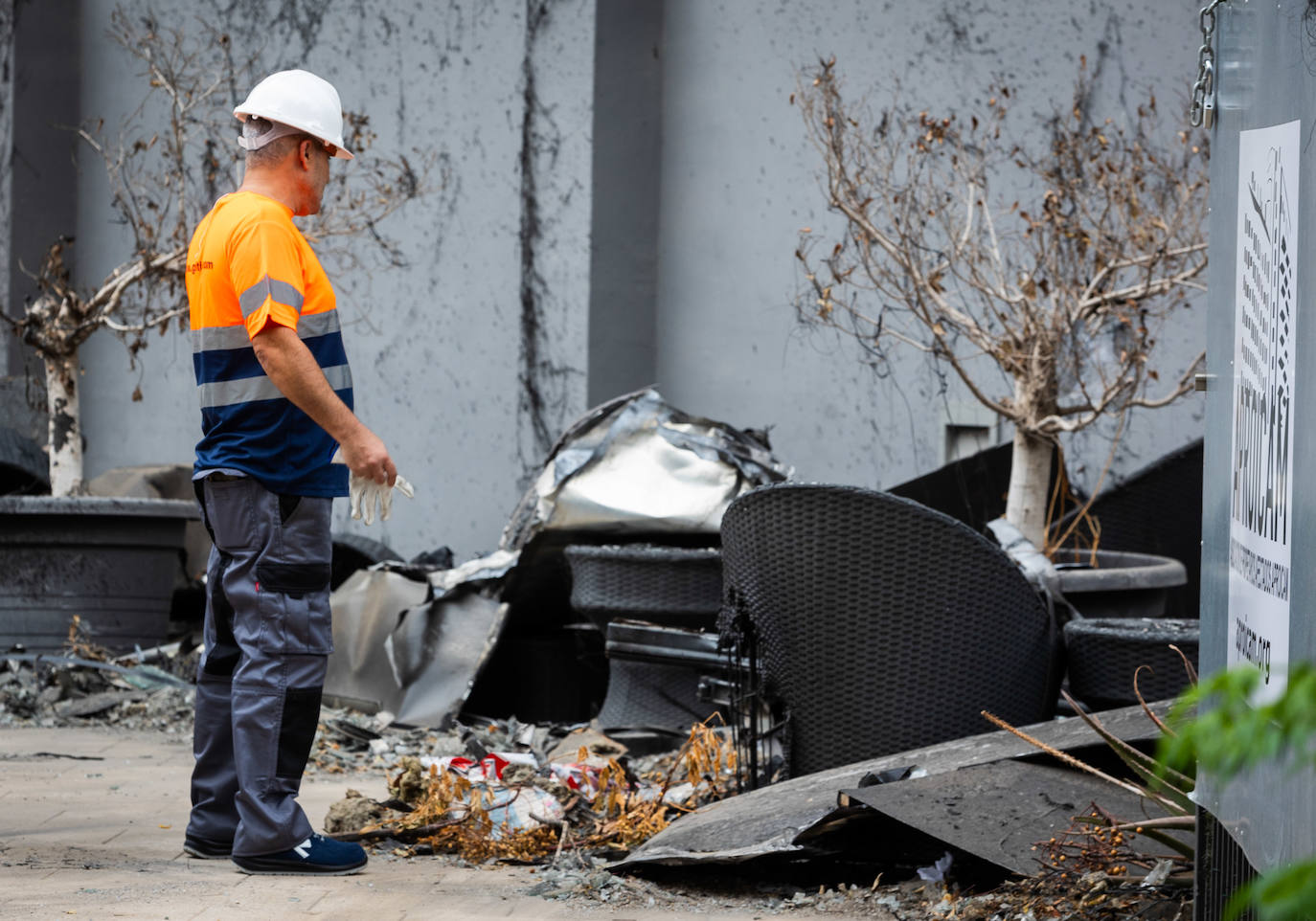 Comienzan los trabajos de desescombro del edificio incendiado de Campanar