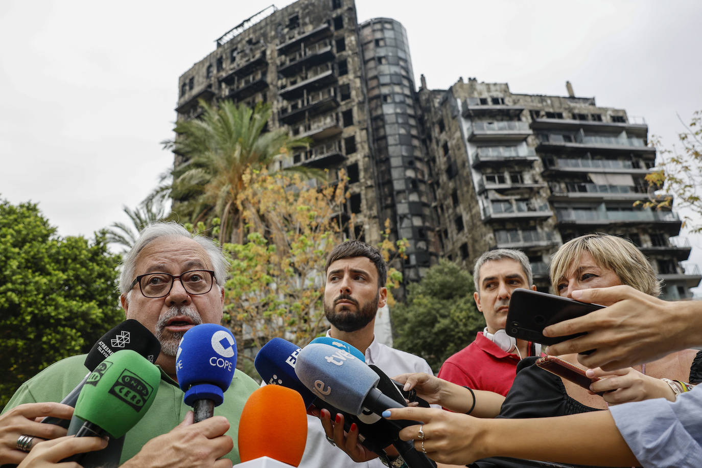 Comienzan los trabajos de desescombro del edificio incendiado de Campanar