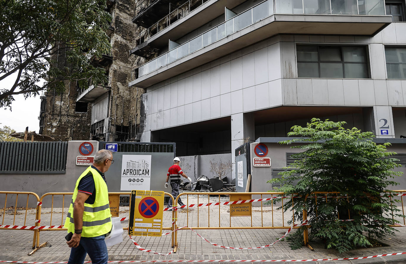 Comienzan los trabajos de desescombro del edificio incendiado de Campanar