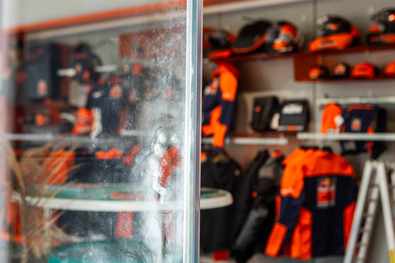 Fotos del atraco en la tienda KTM en Valencia