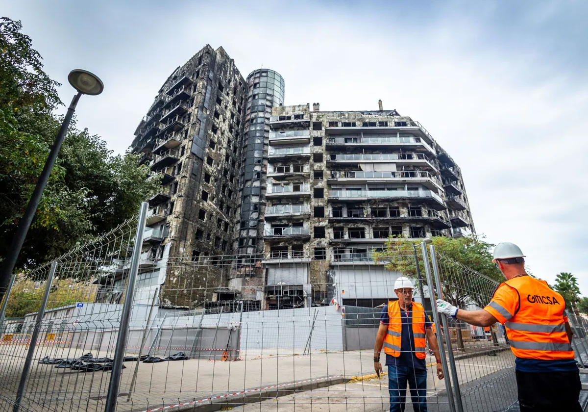 Arrancan los trabajos de desescombro para devolver la vida al edificio de Campanar 