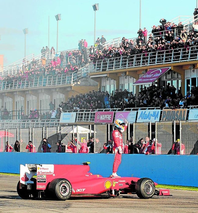 Alonso con su Ferrari de F1 en un evento de la marca italiana en Cheste.