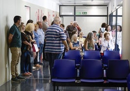 Numerosas personas en un centro de salud de Valencia.