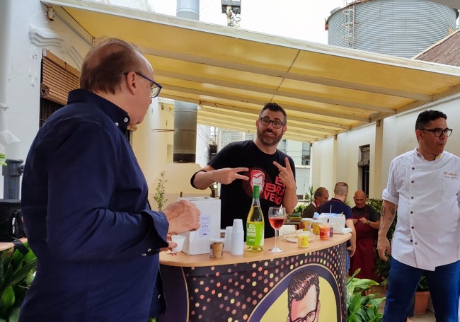 El Bravero dando a catar sus salsas artesanas a los chefs Rafa Brández y Martín Jiménez.