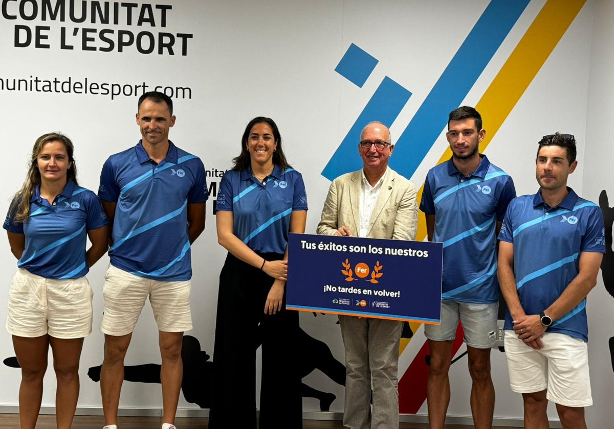 Lola Riera, Pablo Herrera, Vega Gimeno, Enrique Llopis y Sebastián Mora junto a Juan Miguel Gómez, director de la Fundación Trinidad Alfonso.