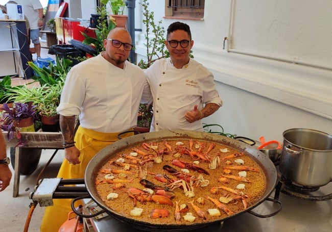 Los cocineros Marín Jiménez y Denis Febles ante la paella cubana.