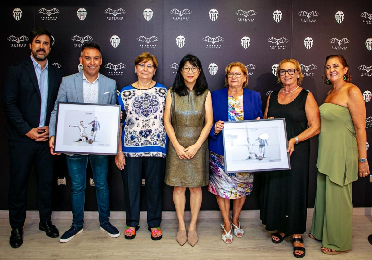 El alcalde de Sueca y las sobrinas de Puchades en su visita a Mestalla.