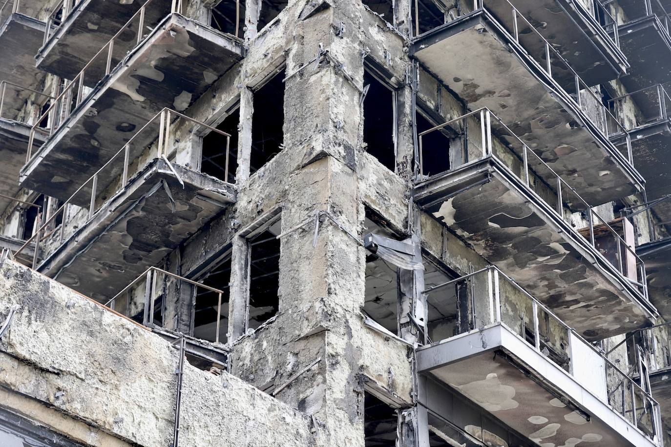 Fotos de las labores de desescombro del edificio incendiado en Campanar