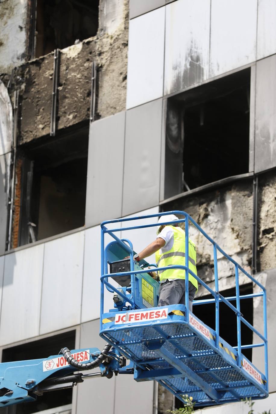 Fotos de las labores de desescombro del edificio incendiado en Campanar