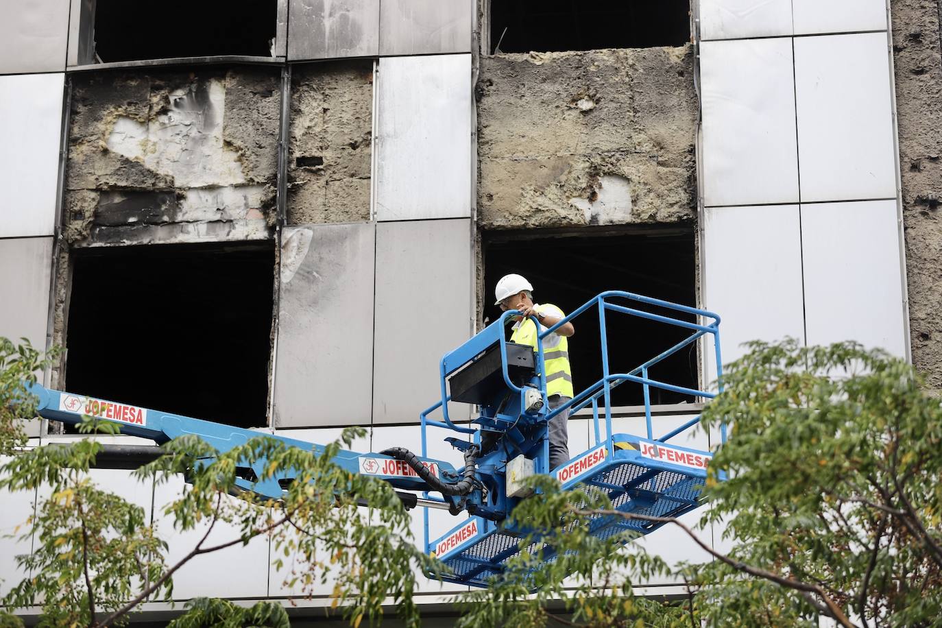 Fotos de las labores de desescombro del edificio incendiado en Campanar