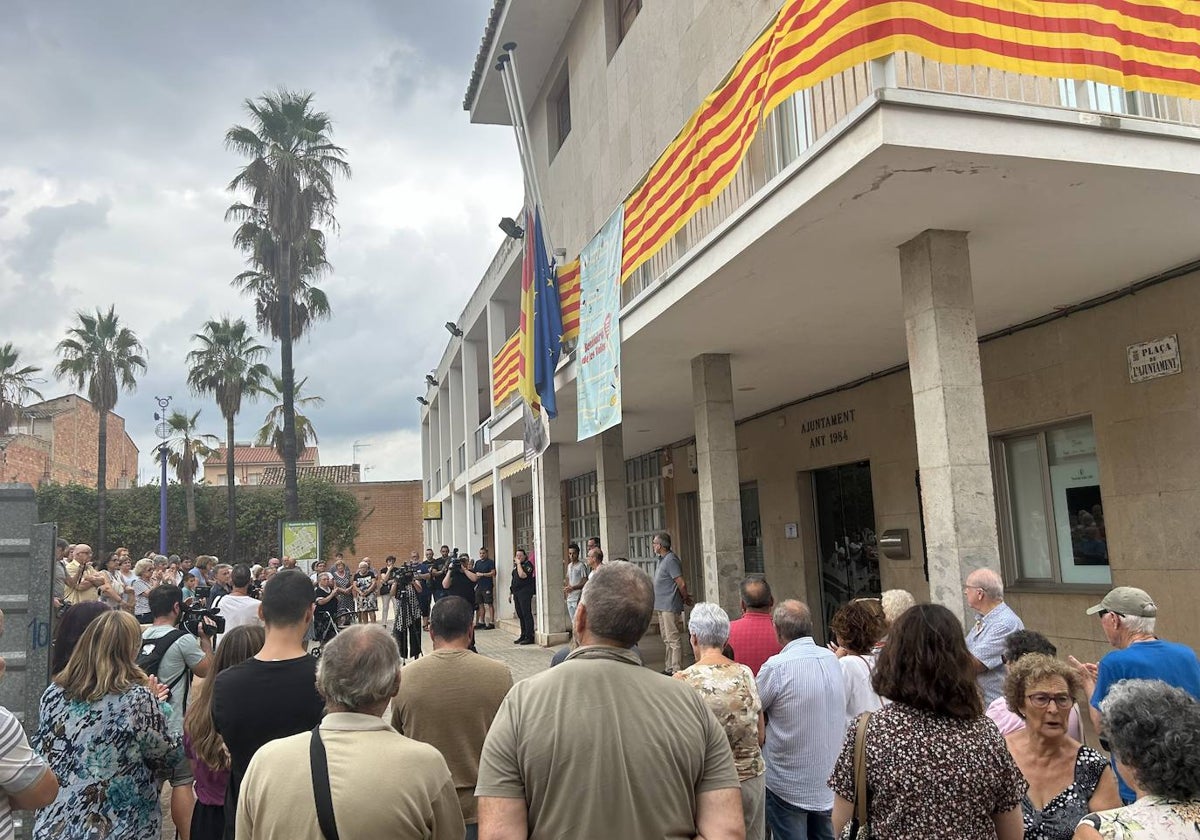 El minuto de silencio por las víctimas del accidente en el Ayuntamiento de Benifairó de les Valls.