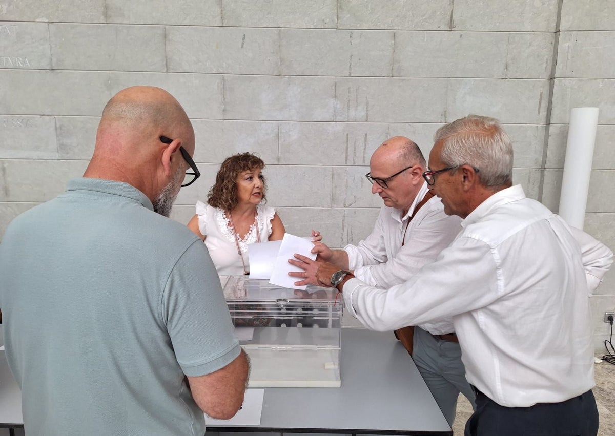 Imagen secundaria 1 - Proceso de votación y celebración de la asamblea extraordinaria para elegir al jurado de falleras mayores de 2025.