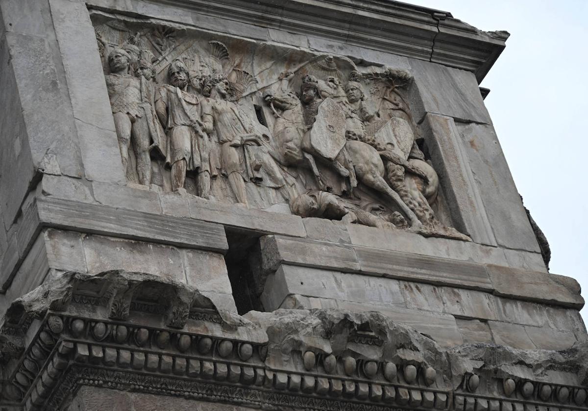 Una tormenta sin precedentes provoca daños en el Arco de Constantino de Roma