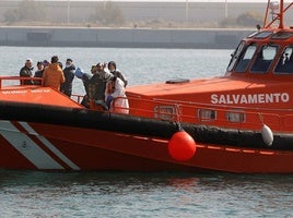 Salvamento rescata a varias personas, en una imagen de archivo.