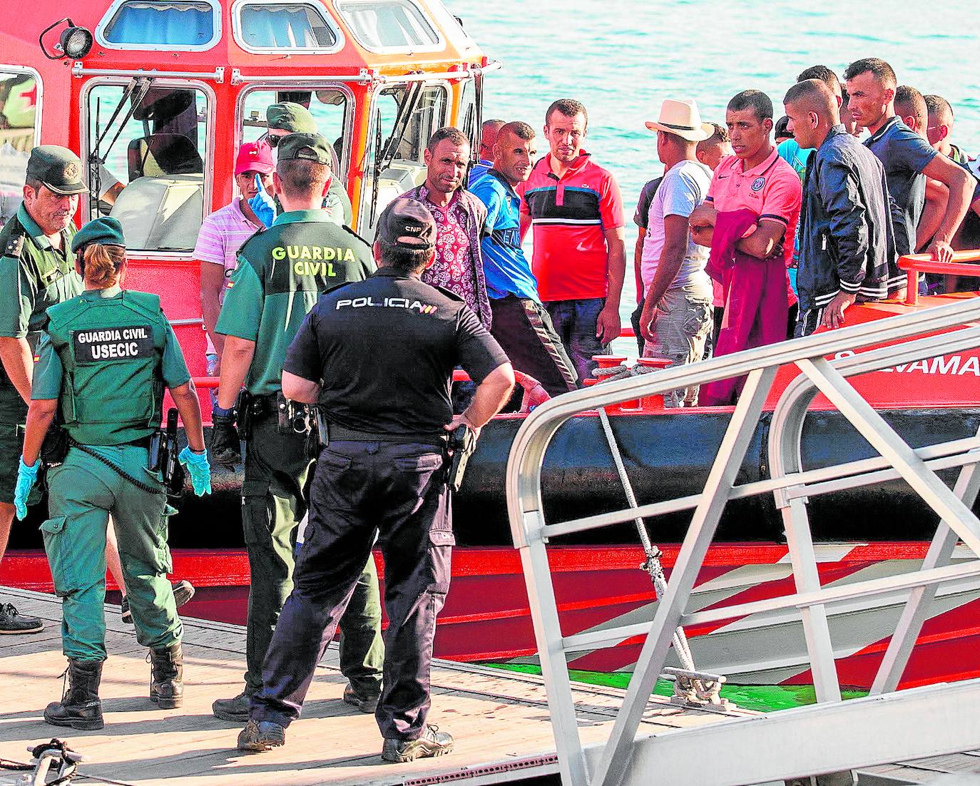 MIgrantes en el puerto de Alicante.