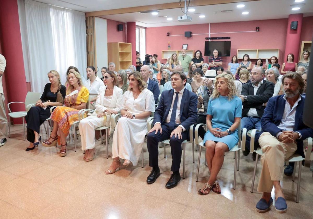 Imagen principal - La alcaldesa de Valencia, sentada junto a Esther Koplowitz. A su derecha, sus hijas Esther y Alicia. Las autoridades han podido saludar a los residentes de 'La Nostra Casa'.