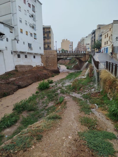 La lluvia corriendo por las calles y barrancos de Chiva.