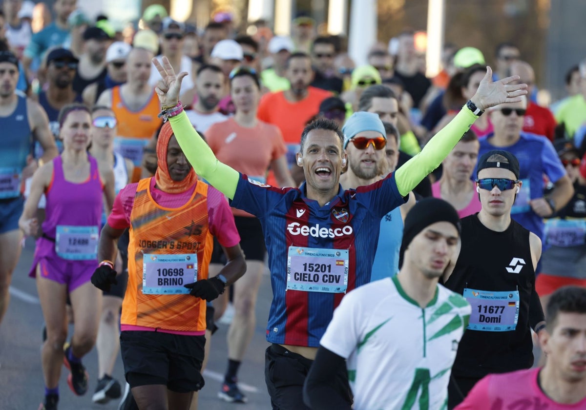 Un corredor muestra su felicidad durante el Maratón de Valencia de 2023.