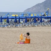 La Policía Local de Benidorm rescata a «dos Manoletes» y les canta un conocido pasodoble