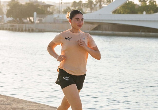 Una de las prendas que llevan en su ADN la marca Valencia Ciudad del Running.