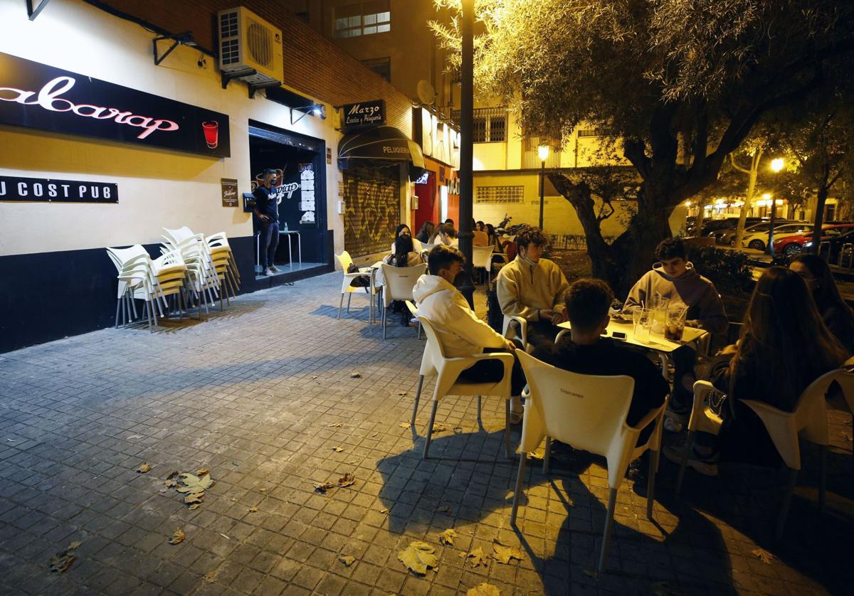 Clientes en pubs de la calle Polo y Peyrolón ayer por la tarde.